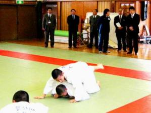 柔道の練習を見学する市長