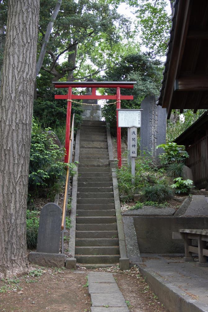 八王子神社の富士塚