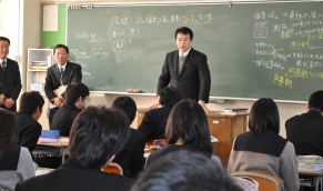 浦和高等学校の生徒と交流をする市長