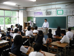 教室で生徒と交流する市長