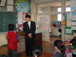 教室で児童の説明を聞く市長