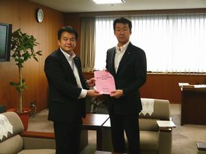 田中経済産業大臣政務官に提案・要望事項を手交