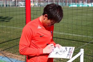 西川選手サイン風景